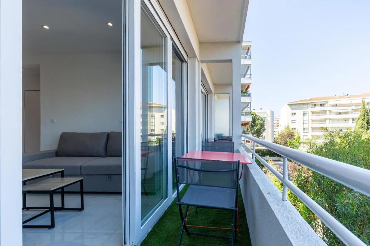 Le Cirodde One Bedroom Apt Completely Renovated Behind The Martinez Hotel Cannes
