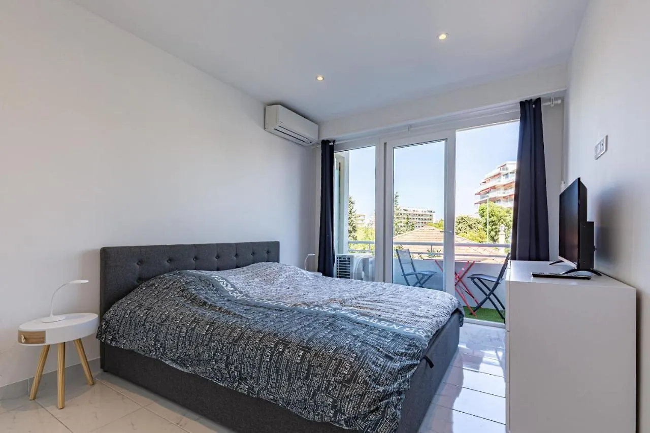 Apartment Le Cirodde One Bedroom Apt Completely Renovated Behind The Martinez Hotel Cannes